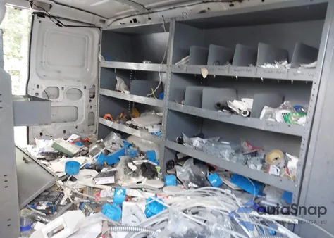 2001 Ford E-250 Commercial z USA, uszkodzony, nr VIN 1FTNE24221HA70312